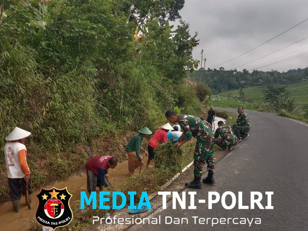 Koramil 15 Jatipurno Inisiasi Pembersihan Saluran Irigasi Pertanian