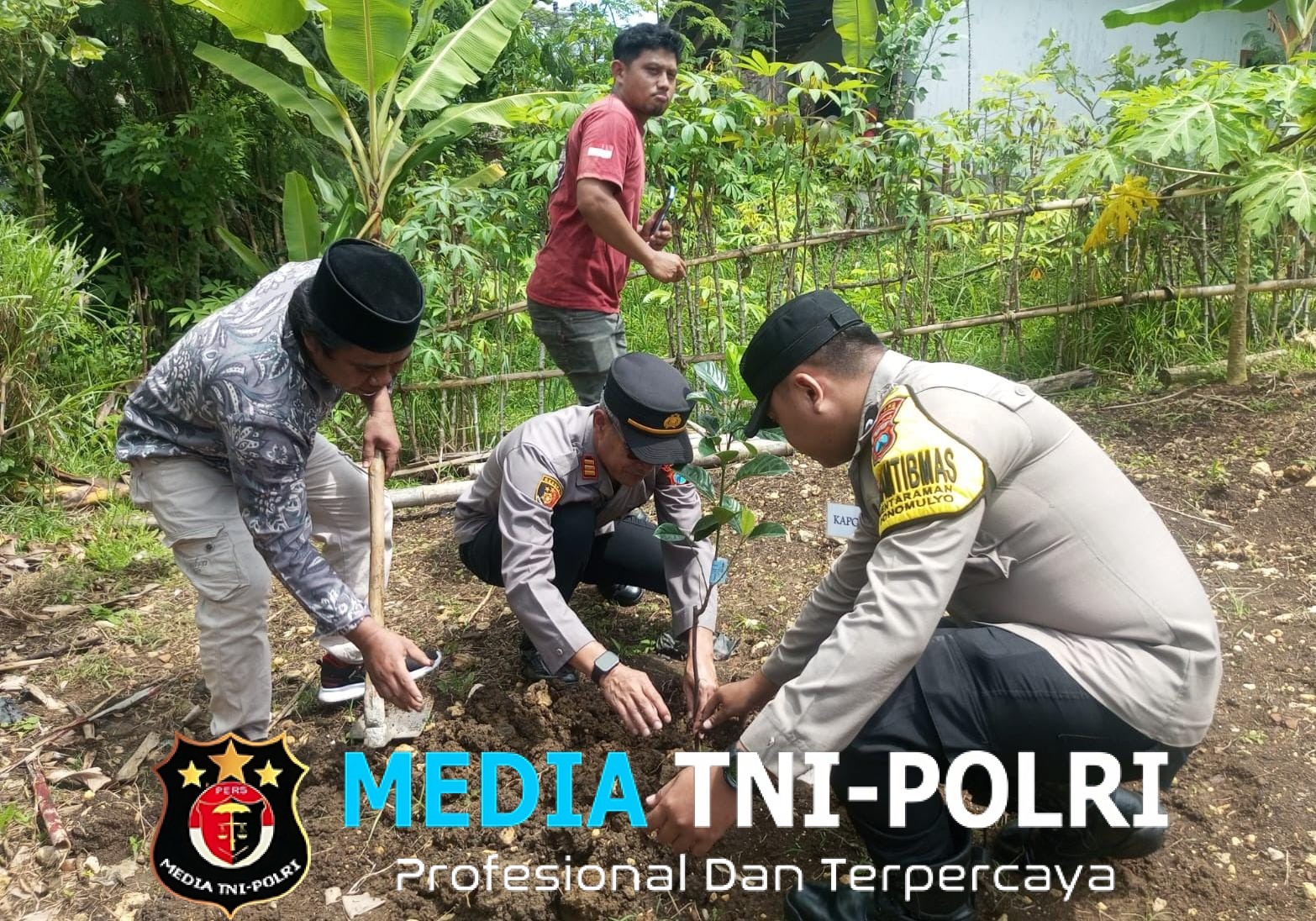 Kapolsek Donomulyo Hadiri Penanaman 360 Bibit Pohon Dukung Pelestarian Alam di Desa Mentaraman