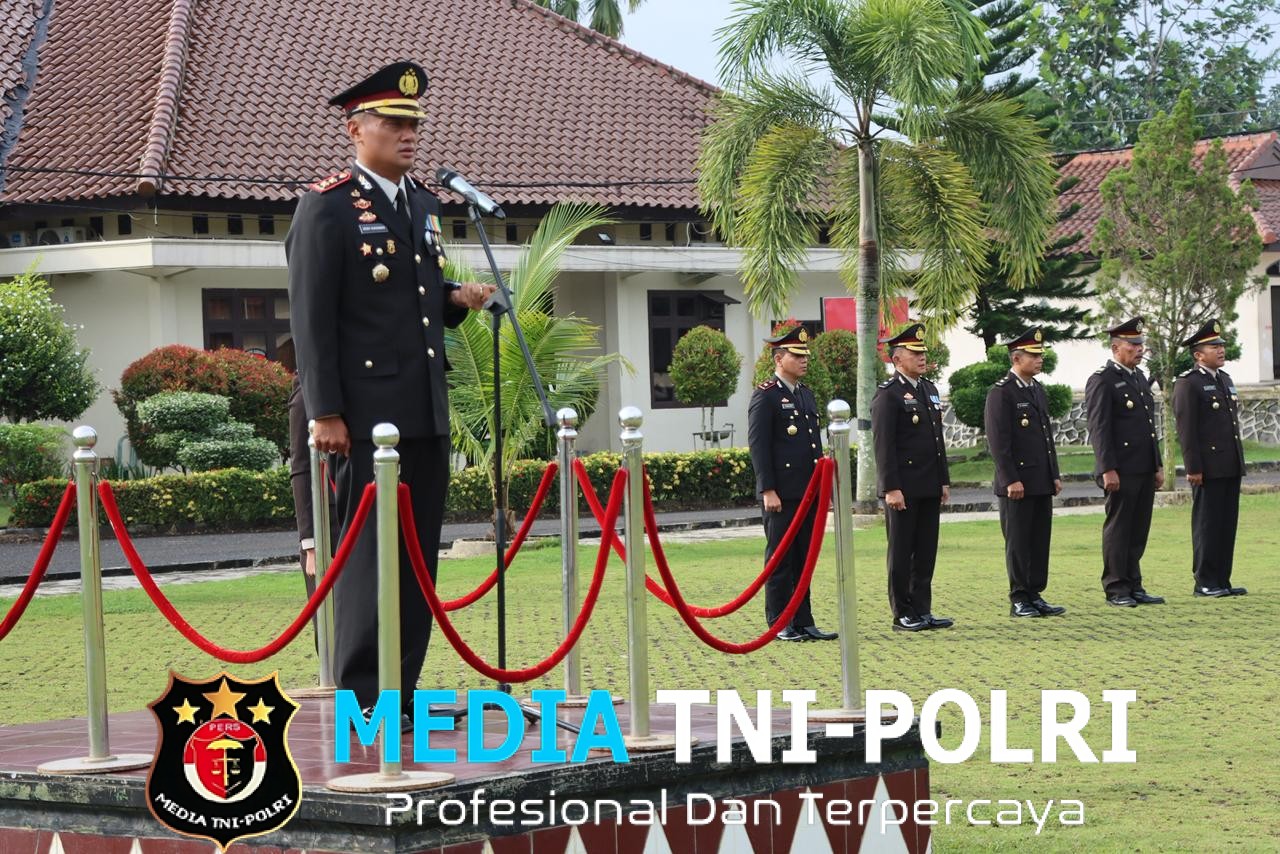 Gelar Upacara Hari Kesadaran Nasional, Kapolres Lampung Utara Berikan Tanda Kehormatan dari Presiden kepada Personel