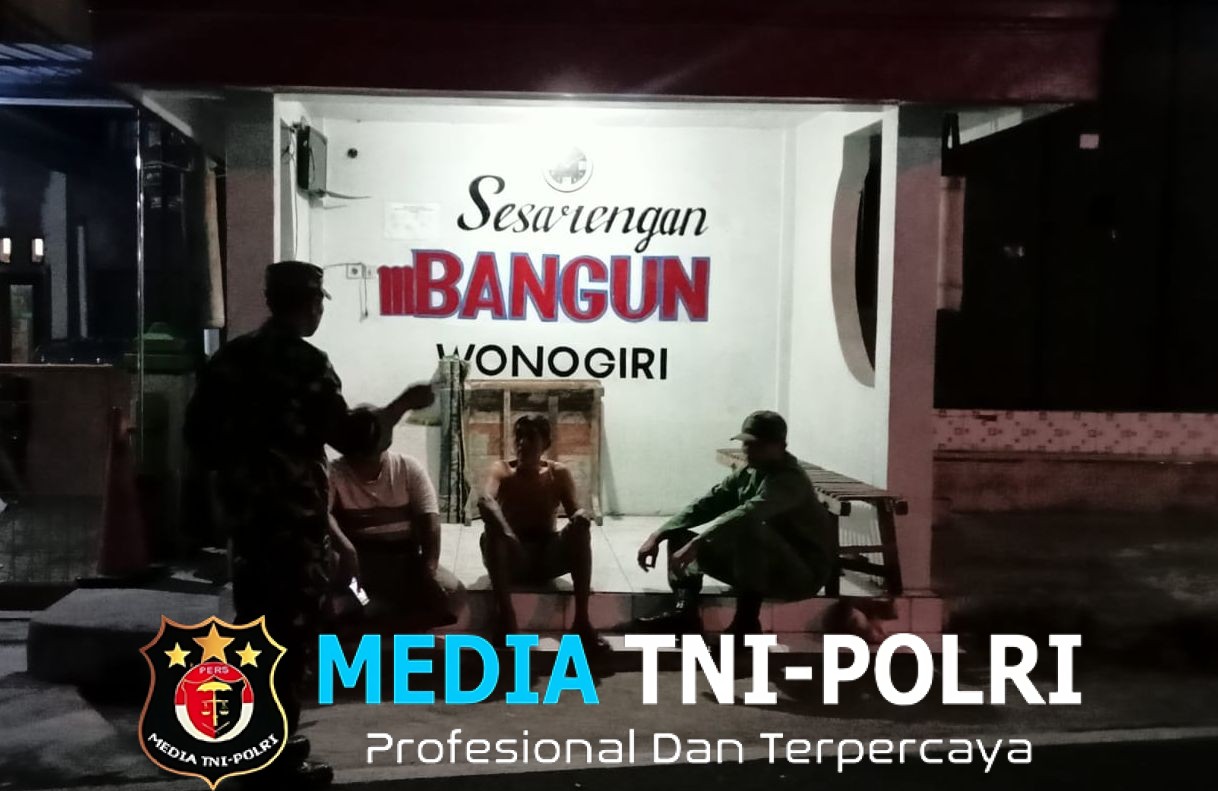Demi Wilayah Kerja Aman dan Kondusif, Babinsa Bersama Linmas Aktif Patroli Malam