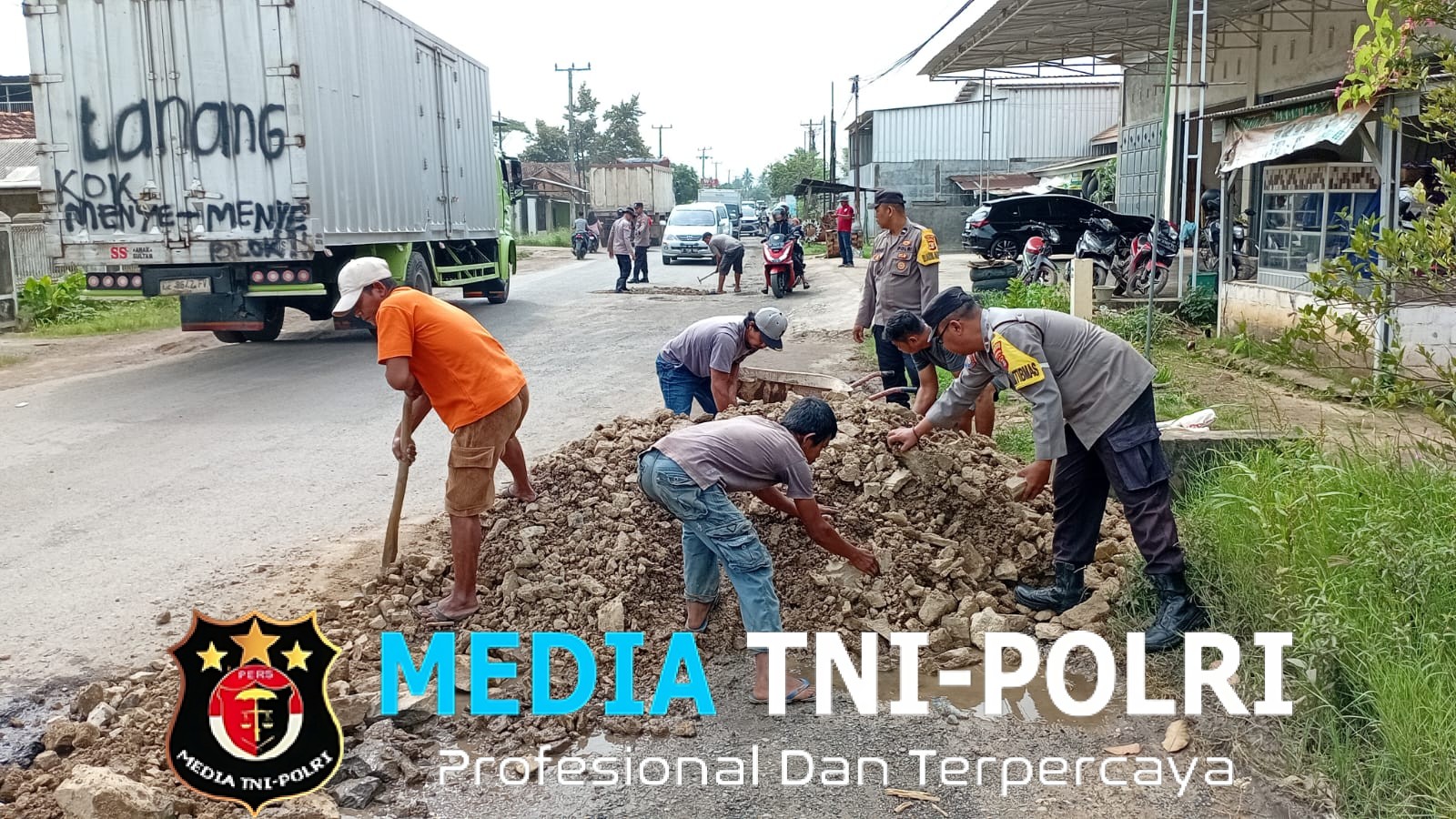 Wujud Kepedulian Polri, Polsek Punggur Bersama Warga Lakukan Penimbunan Jalan Rusak Secara Swadaya