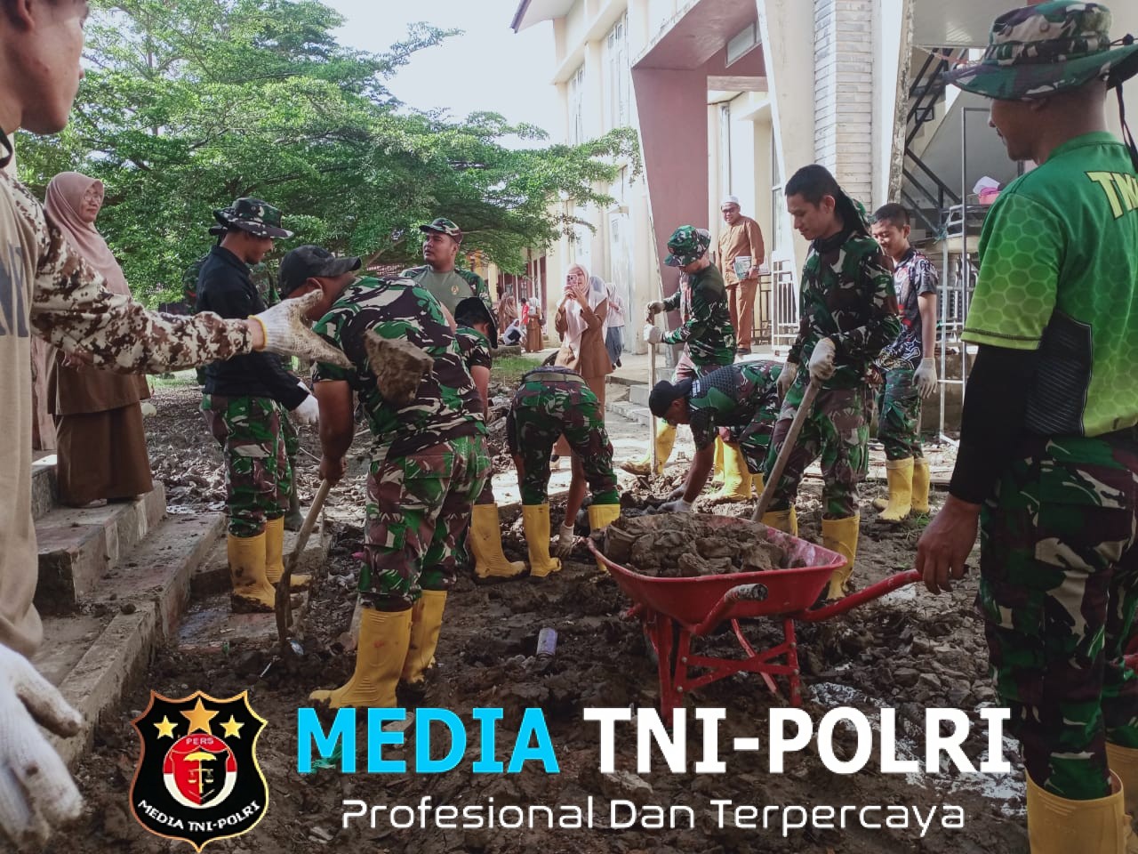 Babinsa Koramil 02/KTM Pantau Langsung Penurunan Harga Kebutuhan Pokok di Keude Blang Ara