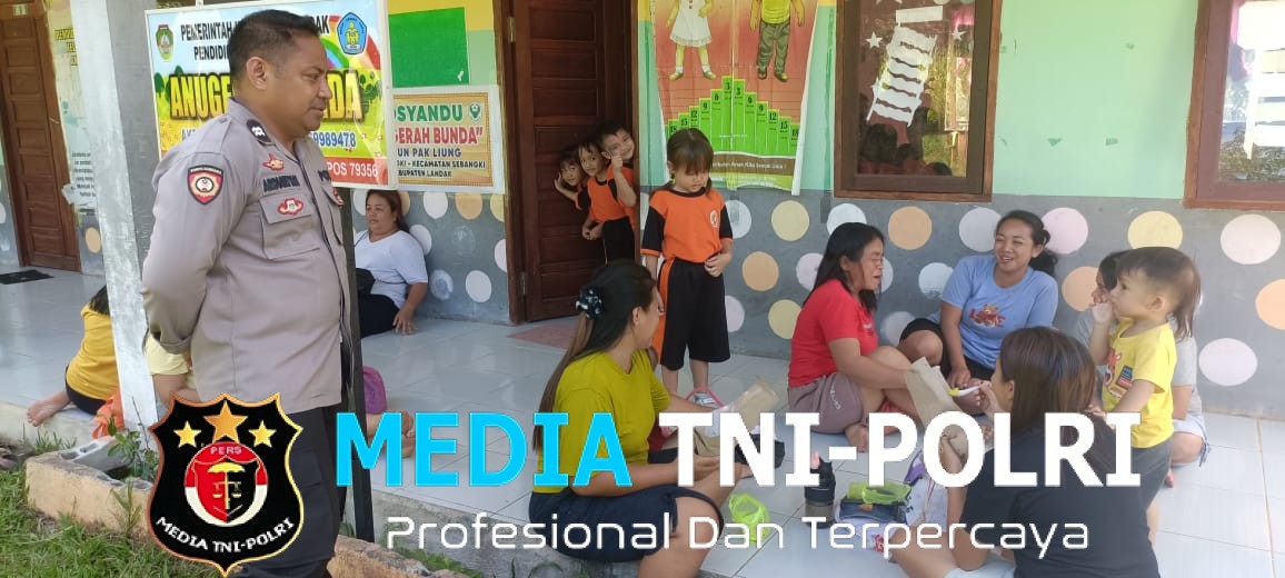 Polisi Sambangi Ibu-Ibu Saat Jemput Anak TK, Sampaikan Pesan Kamtibmas di Waktu Patroli Siang