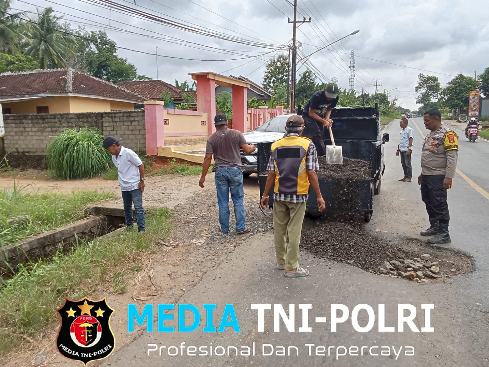 Bhabinkamtibmas Polsek Abung Selatan Bersama Warga Timbun Jalan Berlubang di Jalinsum Bandar Kagungan Raya