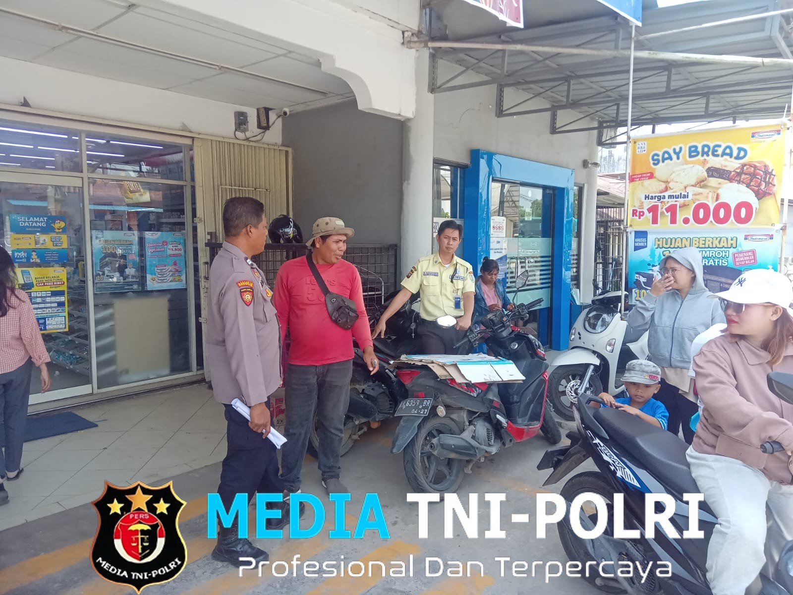 Polisi Hadir di Tengah Aktivitas Warga, Patroli Siang Sambangi Bengkel dan Nasabah Bank