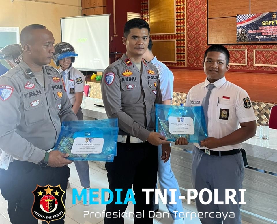 Kunjungi SMAN 1 Kotagajah, Satlantas Polres Lampung Tengah Edukasi Pelajar dan Bagikan Helm Gratis