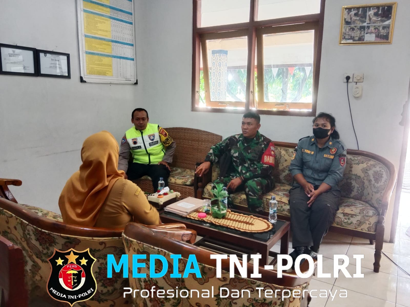 Implementasikan Metode Binter, Babinsa Danukusuman dan Bhabinkamtibmas Kunjungi Sekolahan