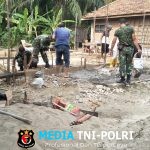 Ringankan Beban, Babinsa Bantu Warga Bangun Rumah di Desa Binaan