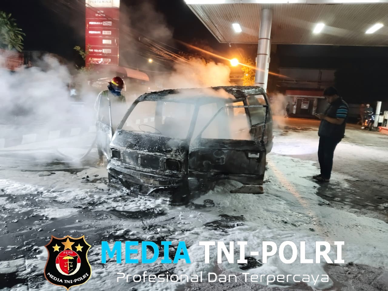 Polisi Evakuasi Mobil Terbakar Saat Isi BBM di SPBU Kepanjen, Satu Orang Luka