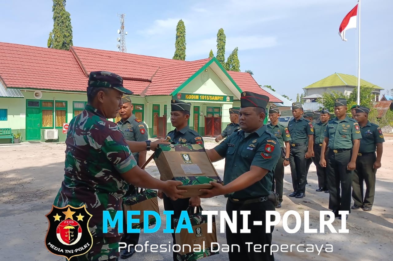 Personel Kodim 1015/Sampit Terima Paket Kaporlap Baru Dari KASAD