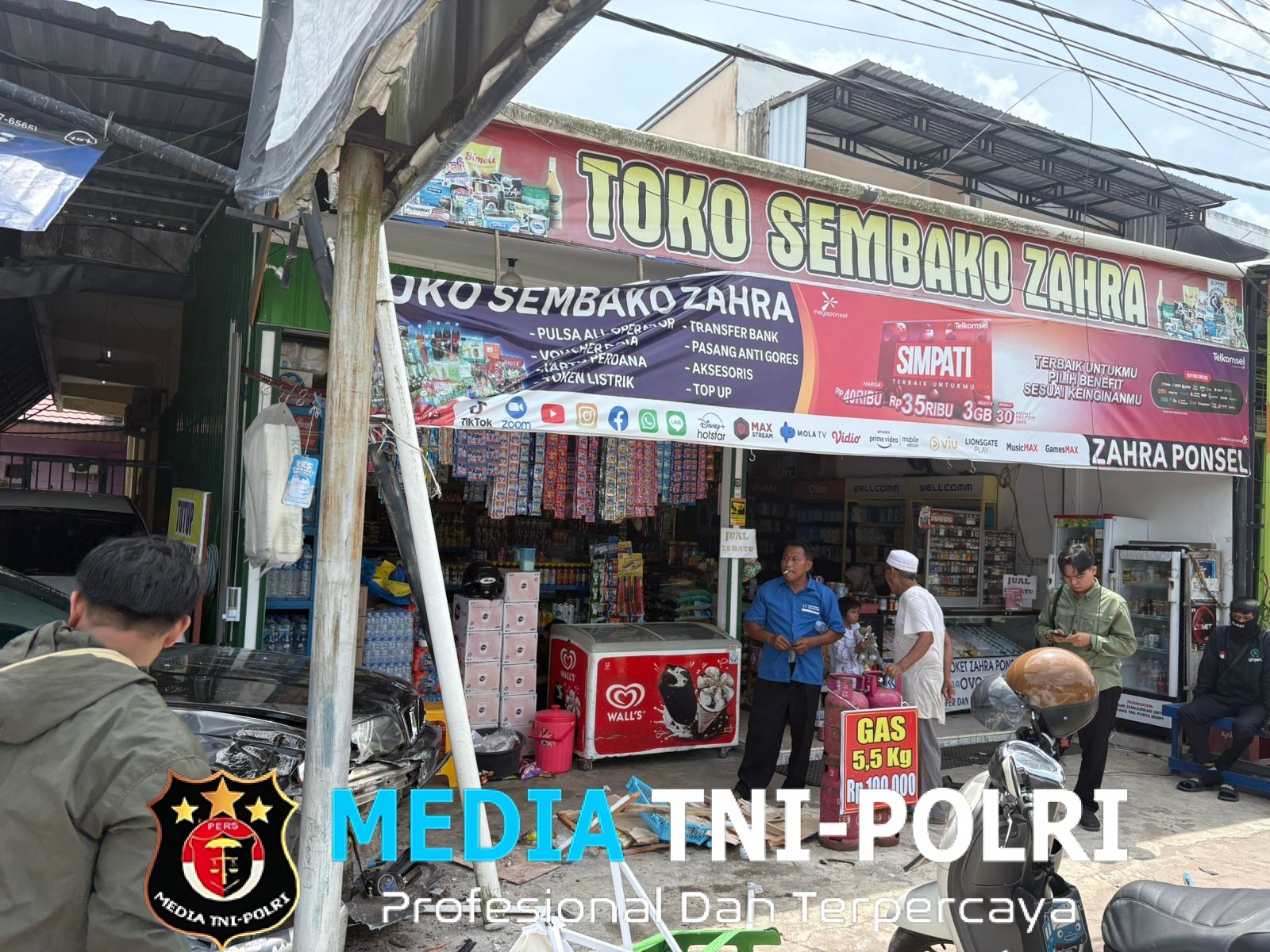 Mobil BMW menabrak Warung di Jalan Yos Sudarso Palangka Raya