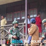 TNI Hadir untuk Generasi Muda  Pos Okpol Yonif 751/VJS Bagikan Bola Baru di Kukding