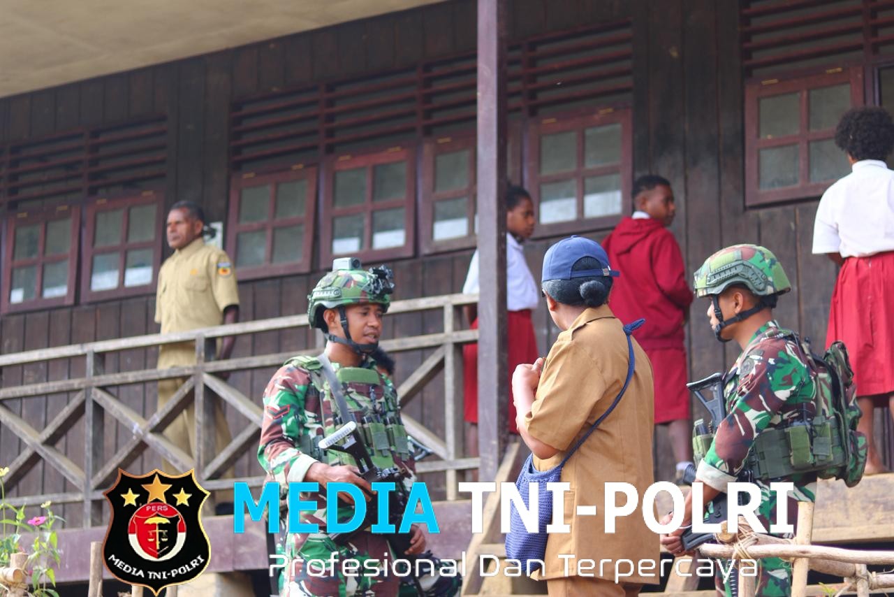 TNI Hadir untuk Generasi Muda  Pos Okpol Yonif 751/VJS Bagikan Bola Baru di Kukding