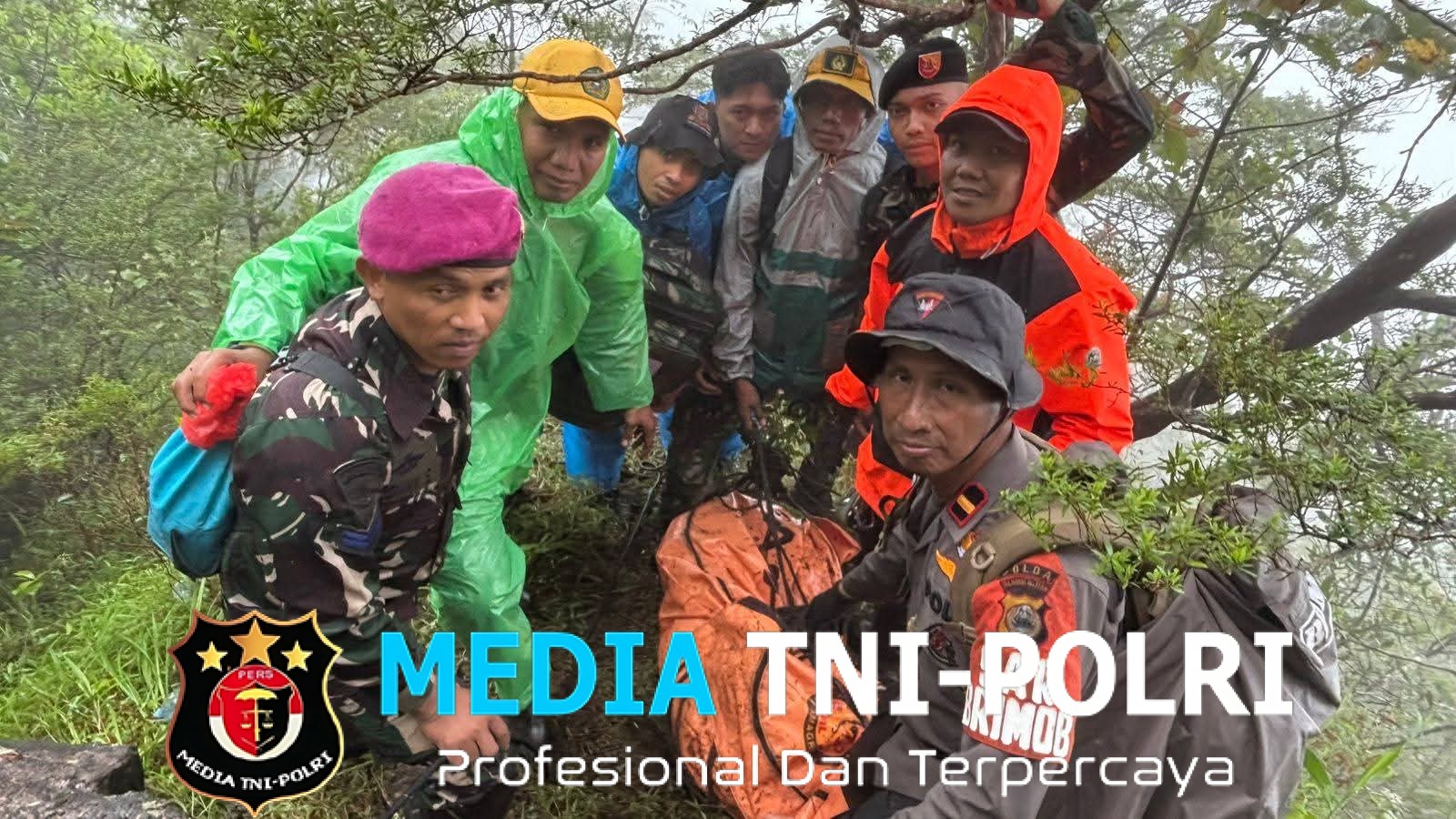 Aksi Heroik Prajurit Marinir Yonmarhanlan VI Repling Tebing Curam Demi Evakuasi Korban Kecelakaan Pesawat