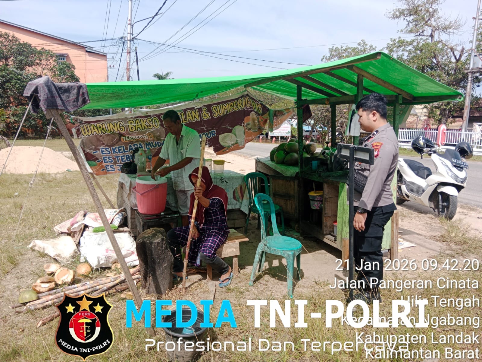 Patroli Rutin Polsek Ngabang Sampaikan Pesan Kamtibmas Untuk Tidak Melakukan Perbuatan-perbuatan Yang Melanggar Aturan