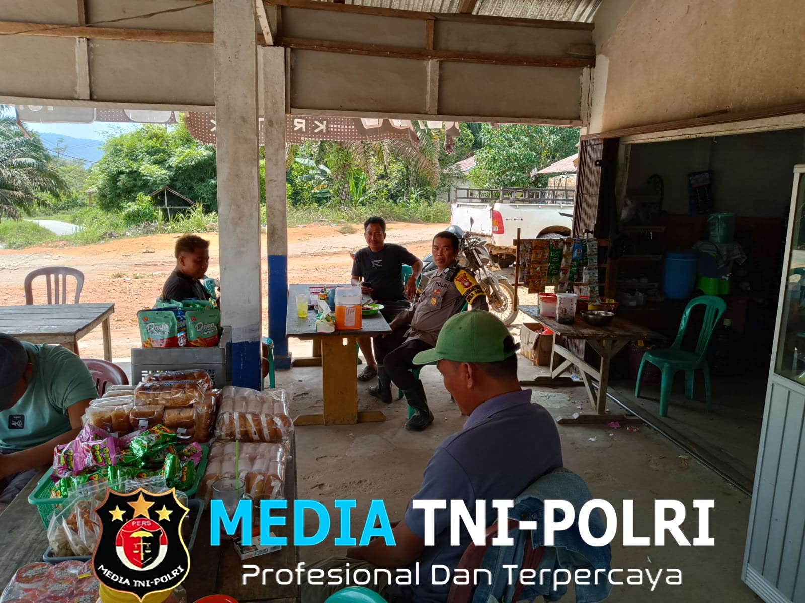 Terik Matahari Tak Halangi Polisi Sambangi Warga, Patroli Siang Penuh Keakraban