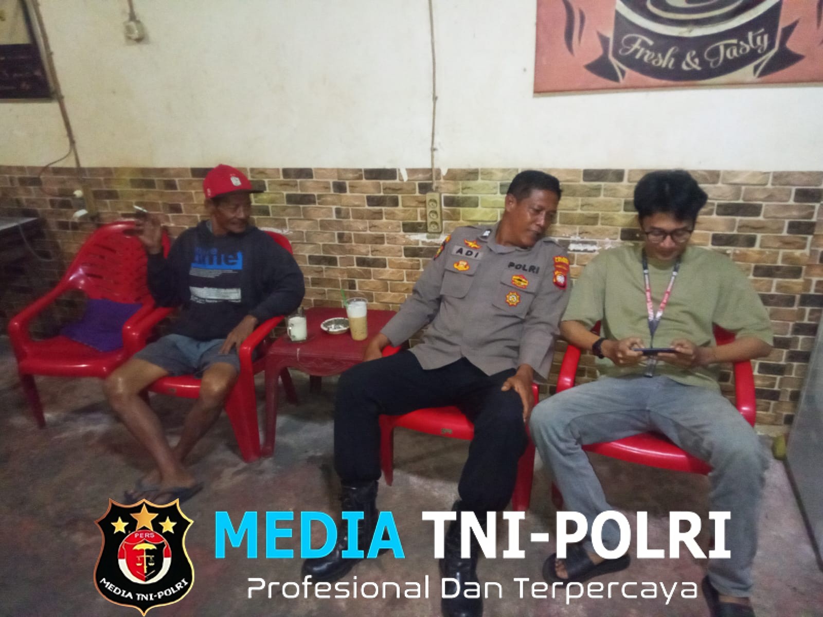 Polisi Menyapa Warga di Malam Hari, Patroli Jadi Sarana Himbauan Kamtibmas