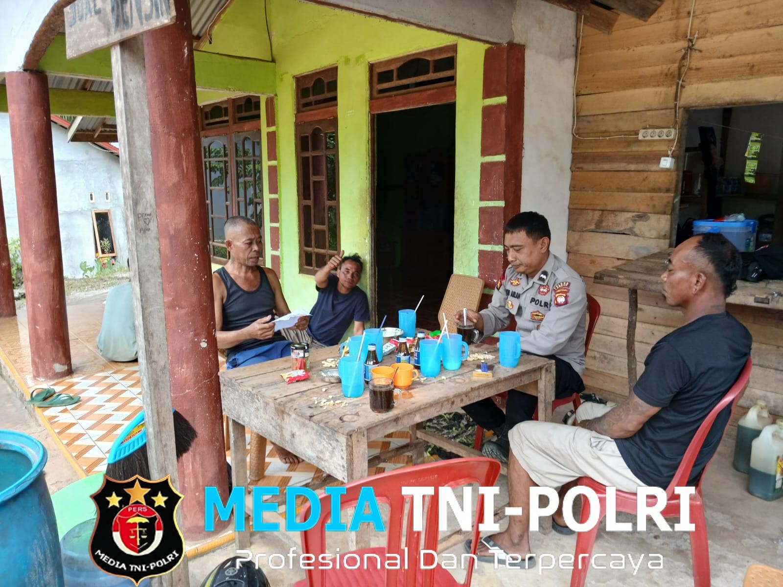 Sambil Ngobrol Santai, Polisi Mandor Ajak Warga Jaga Kamtibmas