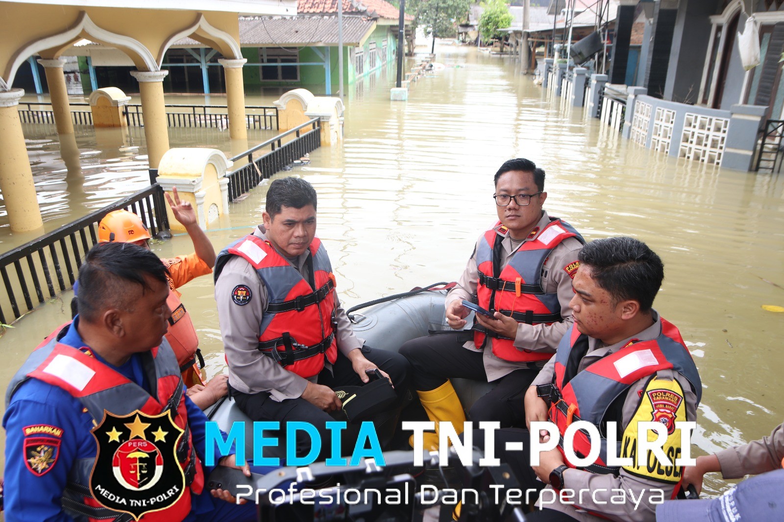 Kabid Humas Polda Jabar Tinjau Langsung Situasi Banjir di Karangligar, Karawang Serukan Patroli Rutin Jaga Keamanan