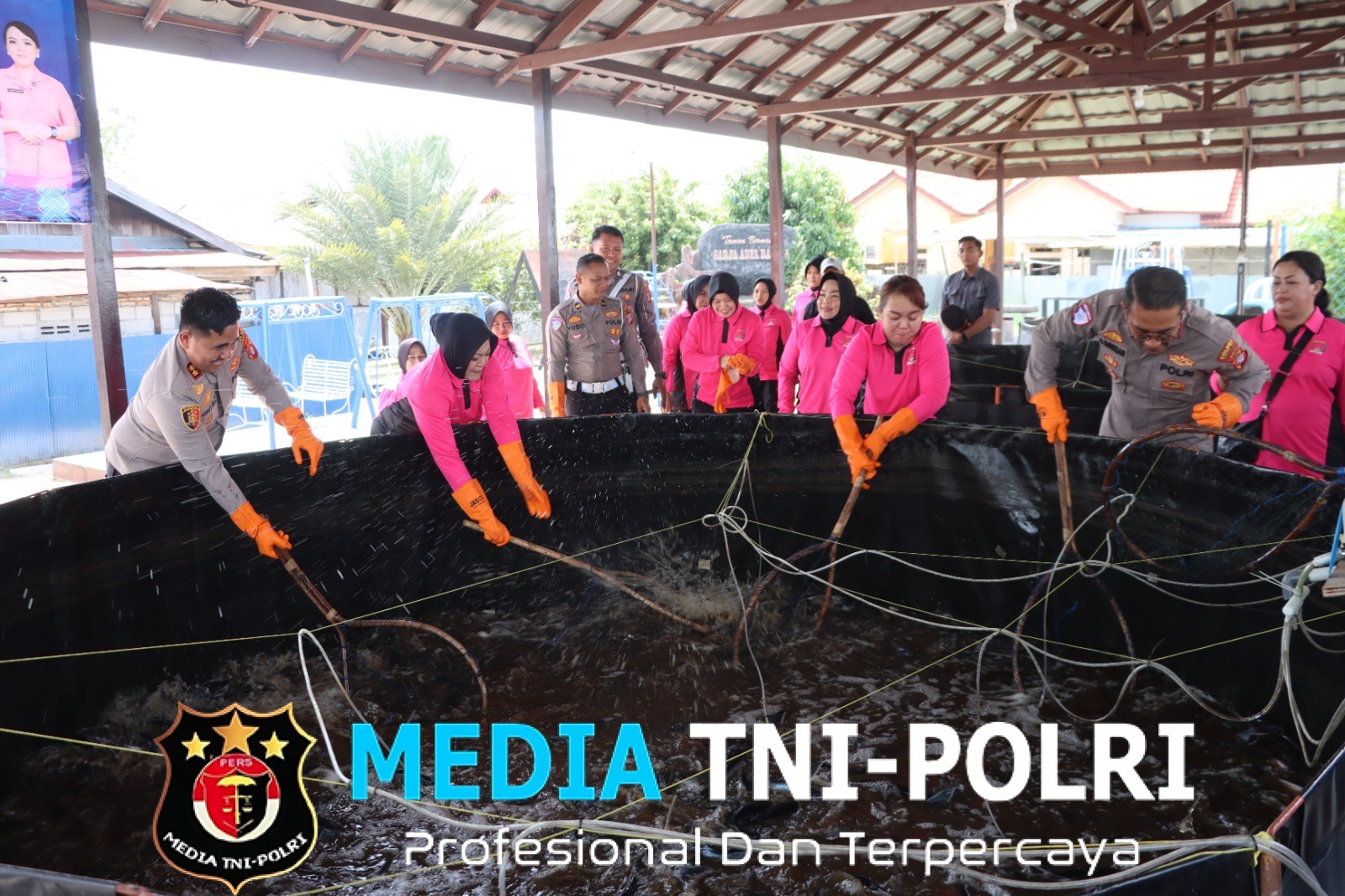 Lakukan Pemanenan Ikan Patin Kolam Bioflok Bhayangkari Bersama Kapolres Kotim dan PJU