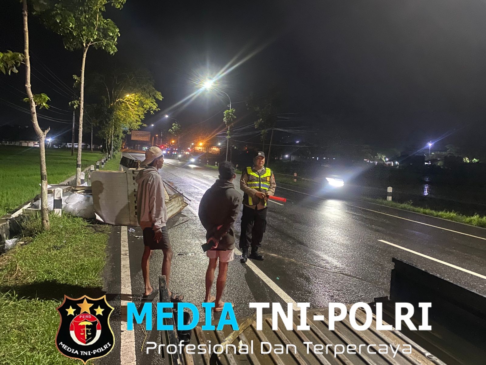 Satlantas Polres Wonogiri Tangani Kecelakaan Tunggal Mobil Grand Max di Selogiri, Diduga Akibat Ban Pecah