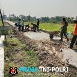 Babinsa Lakukan Pembereman Jalan Penghubung Antar Dukuh