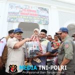Tinjau Pidie Jaya, Ketua Satgas Tito Karnavian Serahkan Bantuan untuk Warga