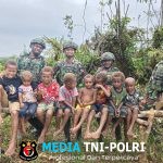 Pos Denom Satgas Yonif 751/VJS Tanamkan Kebersihan Sejak Dini Edukasi Mandi bersih di Kali Kuncung Kampung Denom Atukbin