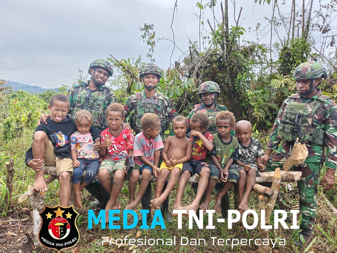 Pos Denom Satgas Yonif 751/VJS Tanamkan Kebersihan Sejak Dini Edukasi Mandi bersih di Kali Kuncung Kampung Denom Atukbin