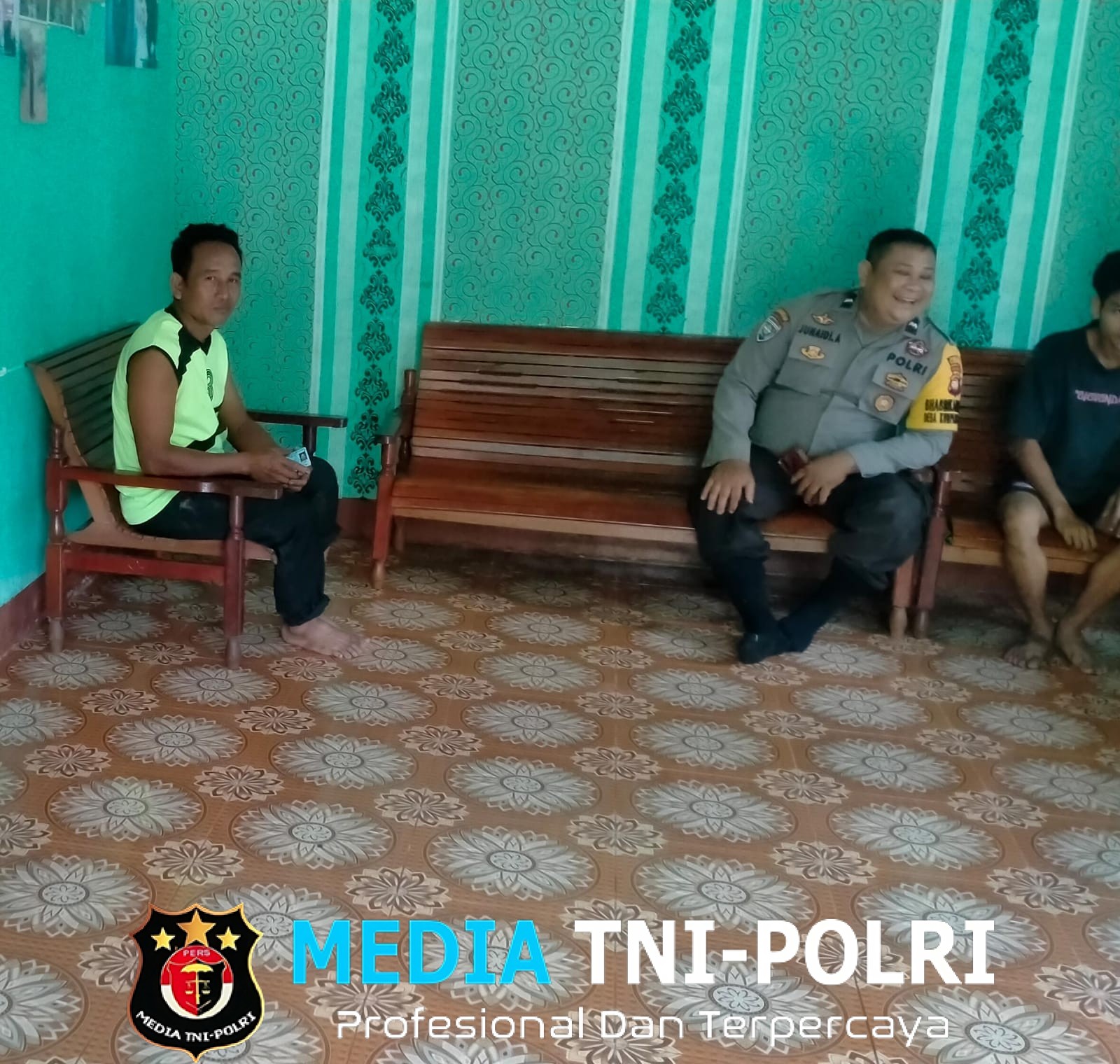 Suasana Penuh Keakraban, Bhabinkamtibmas Polsek Sebangki Silaturahmi ke Rumah Warga
