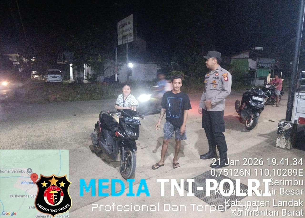 Polisi Menyapa Warga Saat Patroli Malam, Wujudkan Rasa Aman