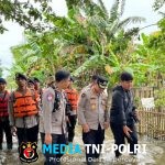 Kabid Humas Bersama Tim SAR Sat Brimob Polda Jabar, Hadir di Garis Terdepan, Bantu Masyarakat di Tengah Bencana Banjir