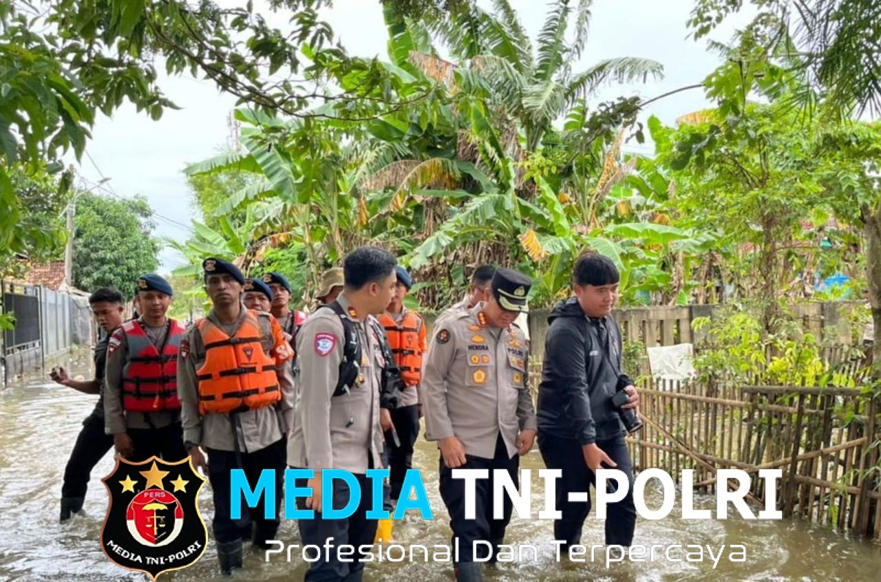 Kabid Humas Bersama Tim SAR Sat Brimob Polda Jabar, Hadir di Garis Terdepan, Bantu Masyarakat di Tengah Bencana Banjir
