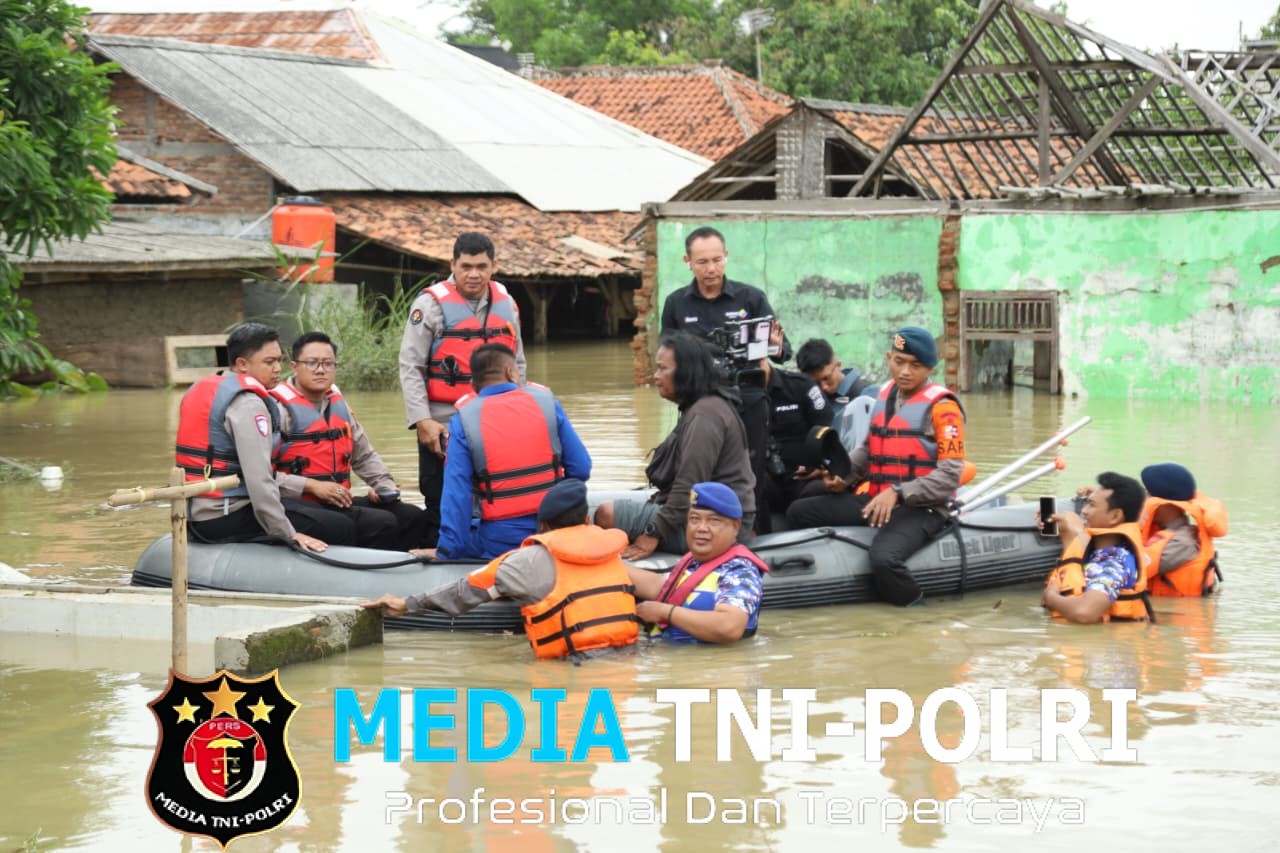 Antisipasi Pencurian Rumah Yang Ditinggalkan Warga, Serta Konsleting Listrik Saat Banjir, Polda Jabar Terus Intensifkan Patroli di Karangligar Karawang