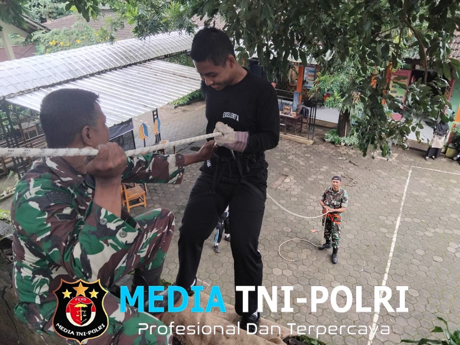 Murid SMP Islam Rumpun Muslim Jatisrono Wonogiri Dilatih Tentara Menuruni Tebing