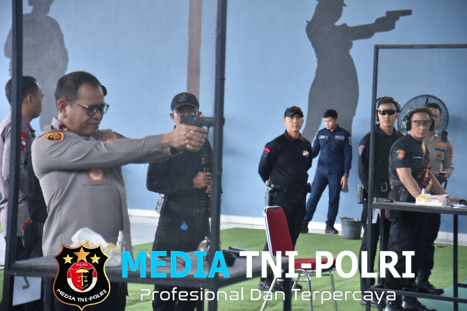 Tingkatkan Kemampuan Personel  Kapolda Lampung Ikuti Latihan Menembak Di Satbrimobda Lampung