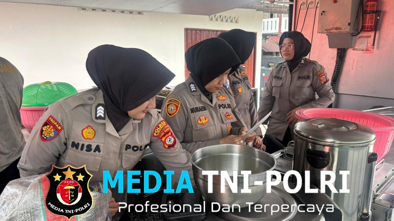 Aksi Humanis Polwan Polda Jabar, di Dapur Lapangan Bantu Pengungsi Banjir Karawang