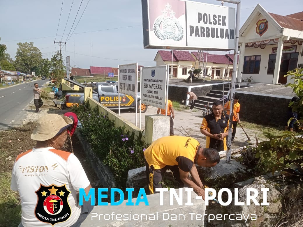 Minggu Pertama Tugas Jum’at Bersih, Kapolsek Bersama Personil Polsek Parbuluan Kerja Bakti