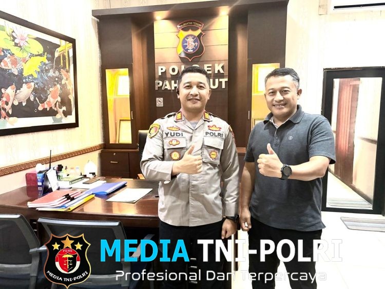 Sinergitas TNI-POLRI Kapolsek Pahandut Ngopi Bareng Dengan Satgas Mabes TNI Untuk Ciptakan Situasi Kondusif di Masyarakat Palangkaraya