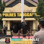 Kapolres Tanggamus Sematkan Satyalencana Pengabdian dari Presiden RI kepada Sembilan Personelnya