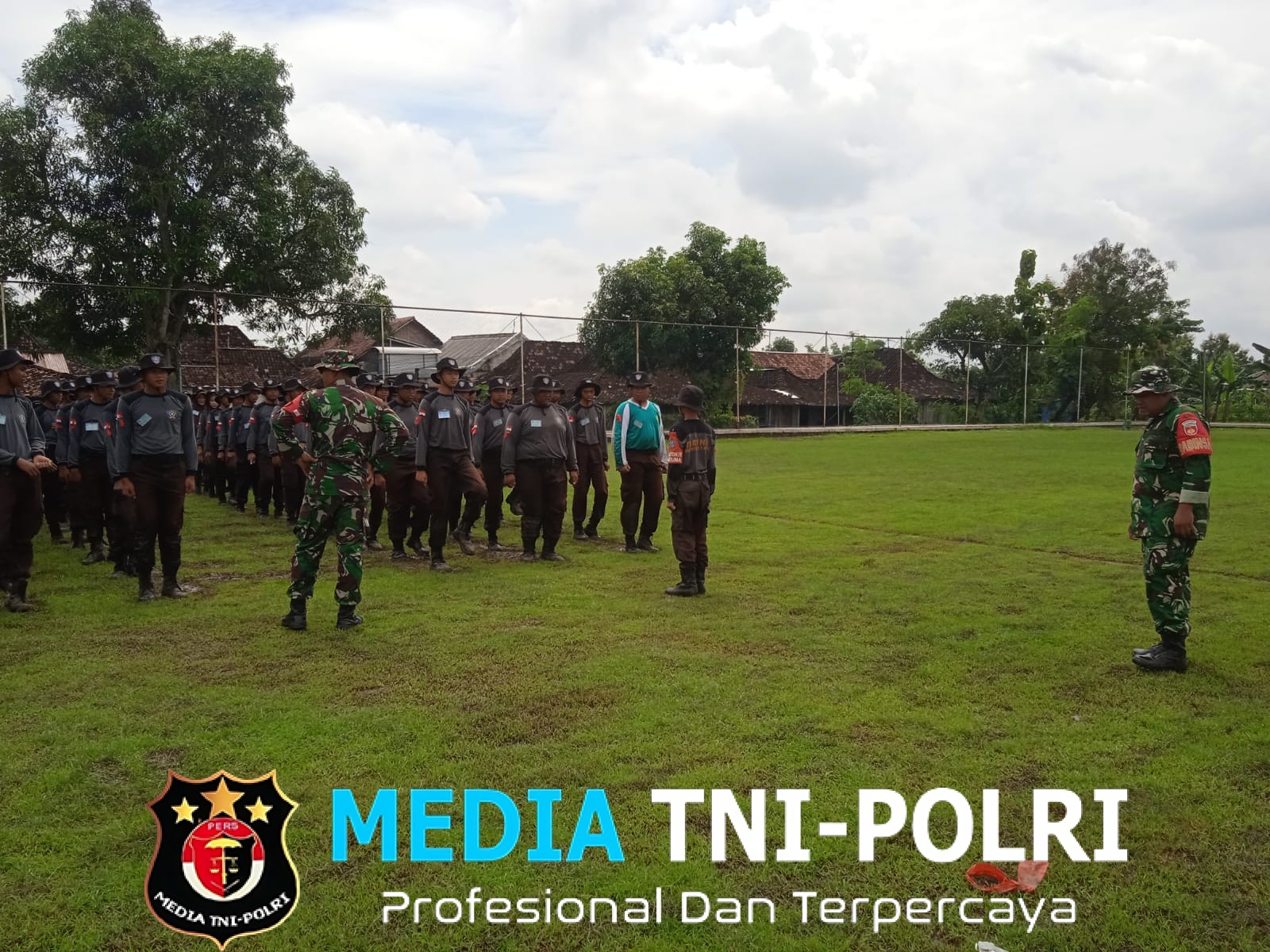 Babinsa Ajarkan Baris Berbaris kepada Siswa SMK untuk Menjaga Kekompakan