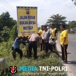 Polsek Sungai Sampit Berikan Himbauan Dengan Spanduk Edukasi Untuk Mengurangi Fatalitas Korban Laka Lantas