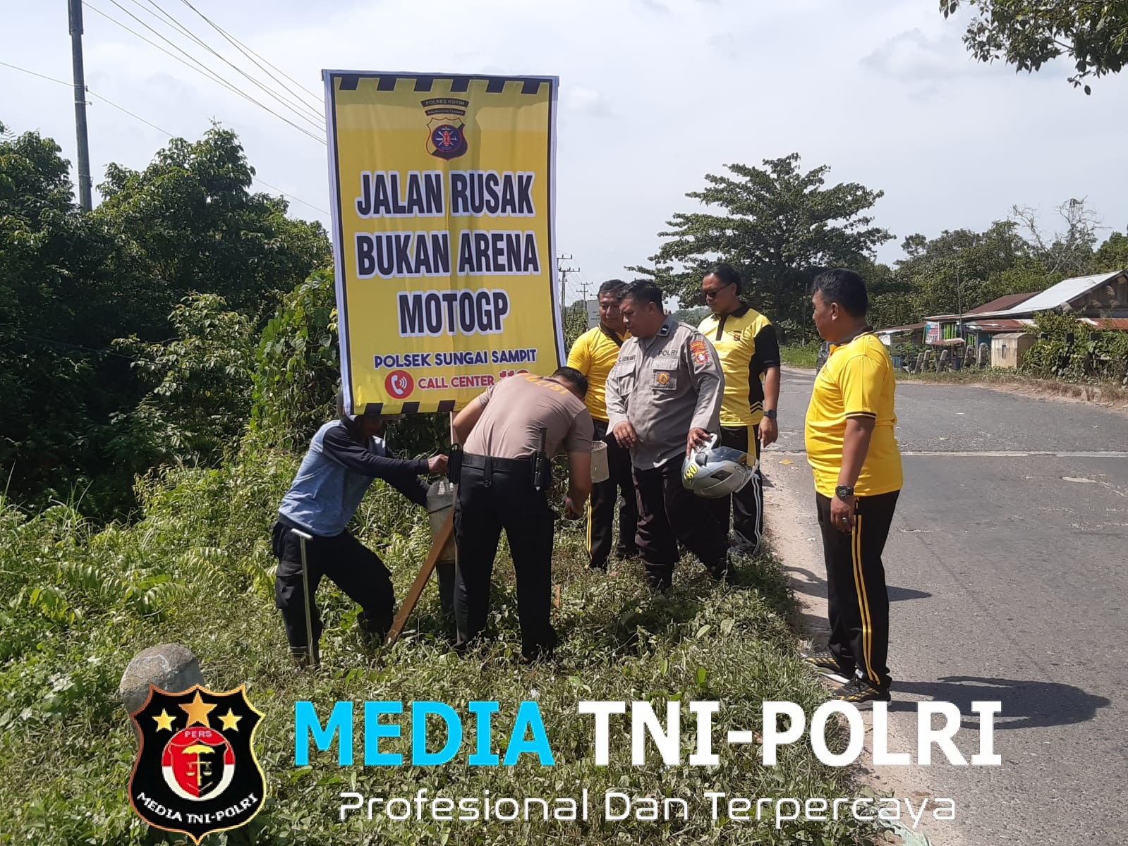 Polsek Sungai Sampit Berikan Himbauan Dengan Spanduk Edukasi Untuk Mengurangi Fatalitas Korban Laka Lantas