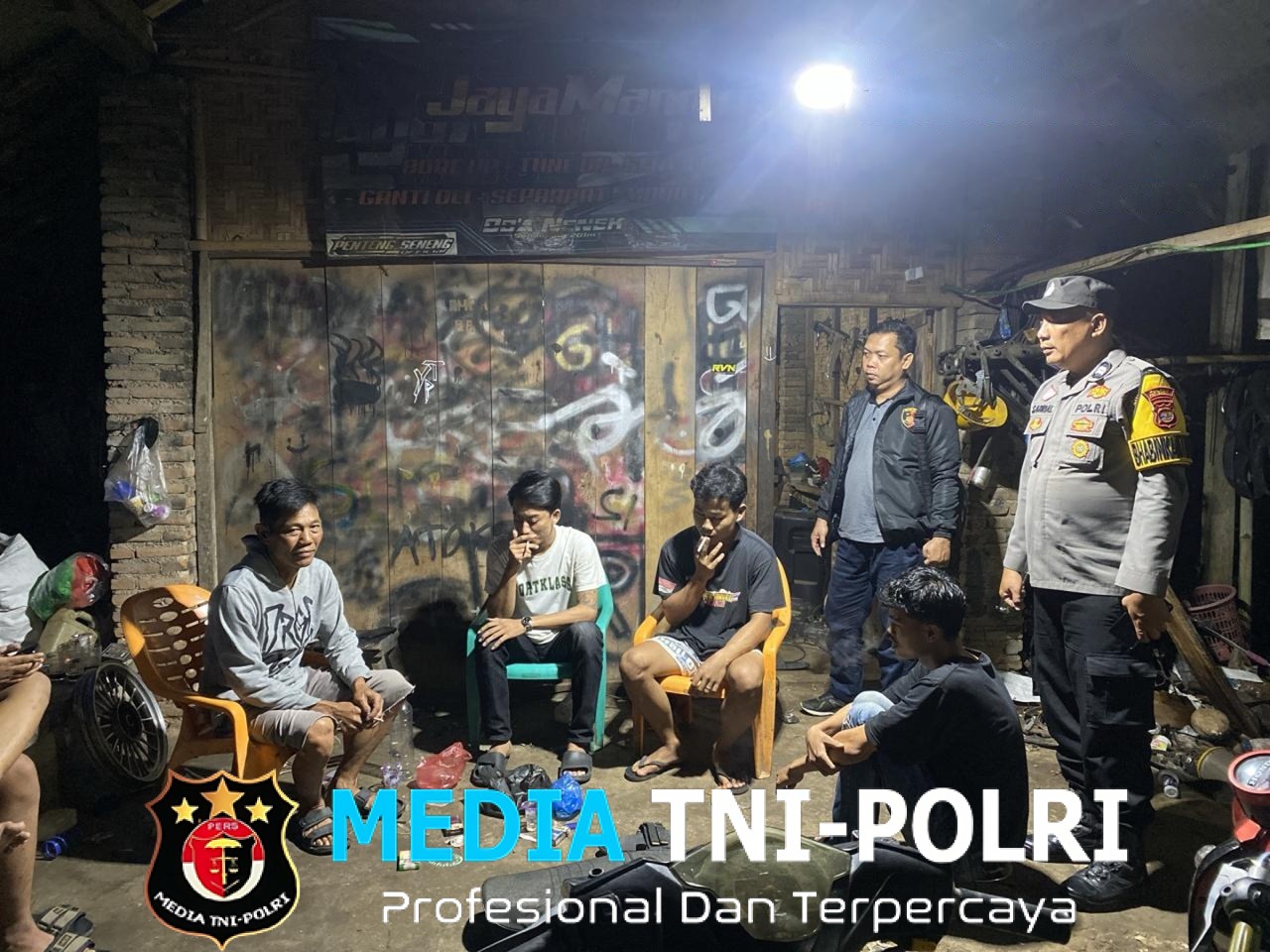 Patroli Malam Humanis, Polisi Sambangi Bengkel Warga Pagelaran