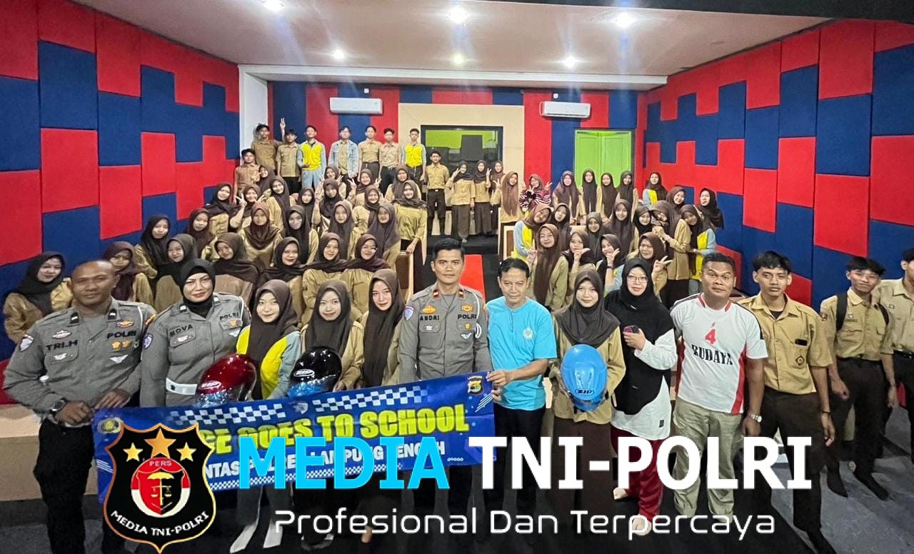 Sambangi SMKN 1 Terbanggi Besar, Satlantas Polres Lampung Tengah Edukasi Pelajar dan Bagikan Helm Gratis