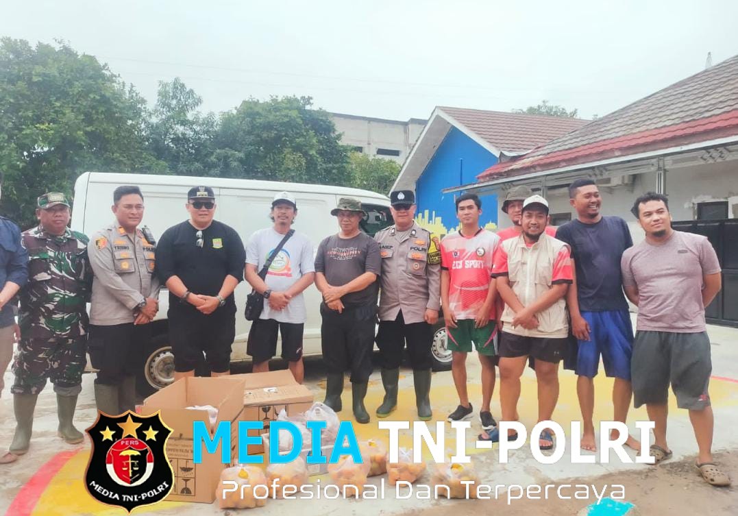 Bantuan Sembako dan Makanan untuk Pengungsi Banjir di Desa Waringin Jaya