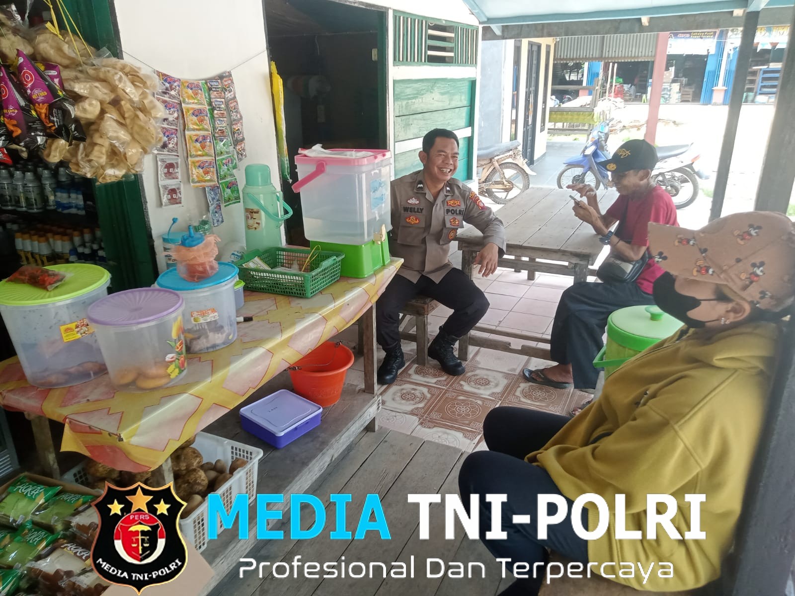 Ciptakan Kamtibmas Kondusif, Polisi Lakukan Sambang Warung Saat Patroli