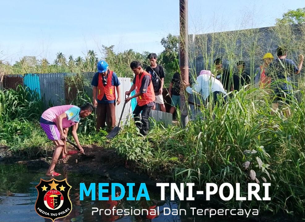 Wujud Kemanunggalan TNI-Rakyat, Babinsa Koramil 01 Bitung Kerja Bakti Bersama Warga Tanjung Merah