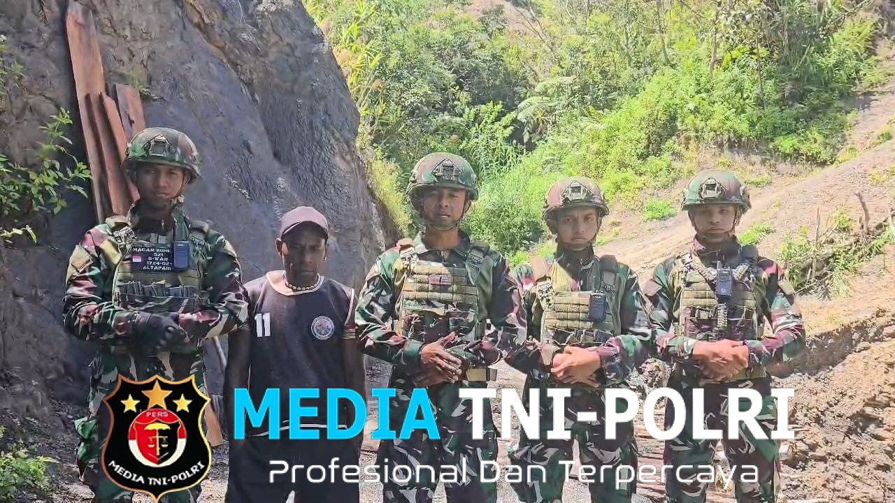 TNI Bersama Warga Membangun Jembatan Darurat Tradisional Satgas Yonif 521 Untuk Pulihkan Aksesibilitas Transportasi Akibat Bencana Longsor di Distrik Eragayam