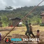 Pos Serambakon Satgas Yonif 751/VJS Pasang Lampu Tenaga Surya di Kampung Mersibil Malam Kini Terang, Warga Lebih Aman